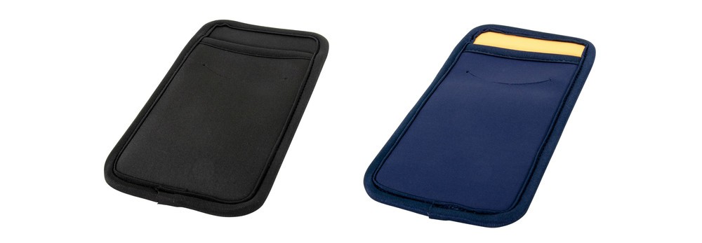 スマホとともにカードやUSBケーブル収納　ポケット付きスリーブケース