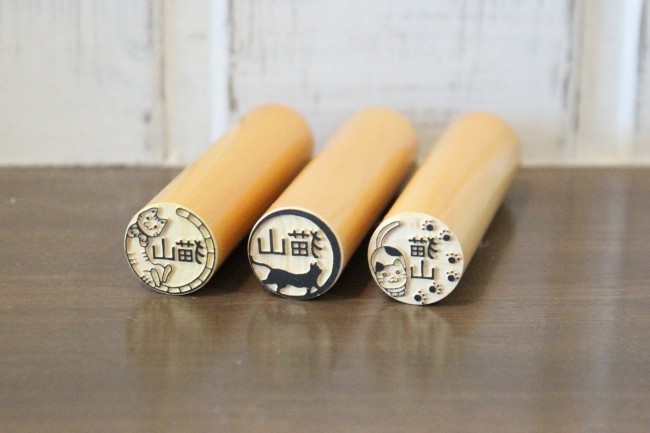 ハンコの枠・文字に猫が...　「にゃんコ」「ひょっこりにゃん」