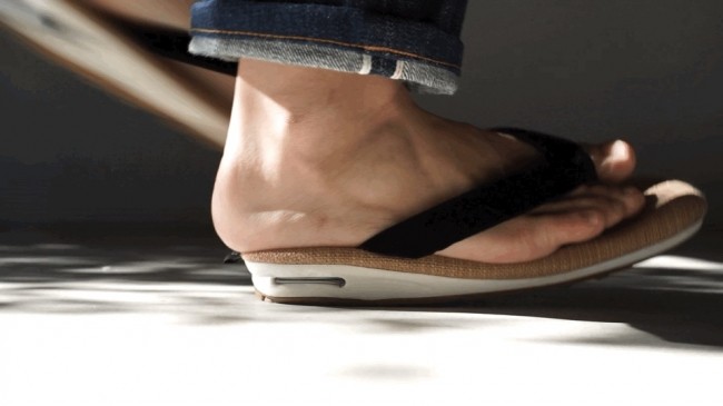 「雪駄×スニーカー」の新感覚シューズ　