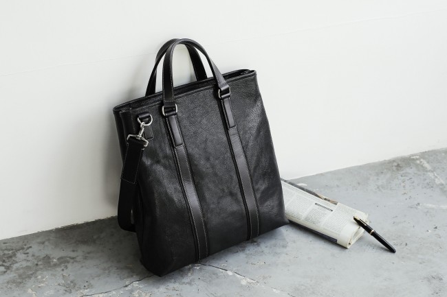 水牛革で仕立てた「ARMAS」シリーズから「2wayトールトート」