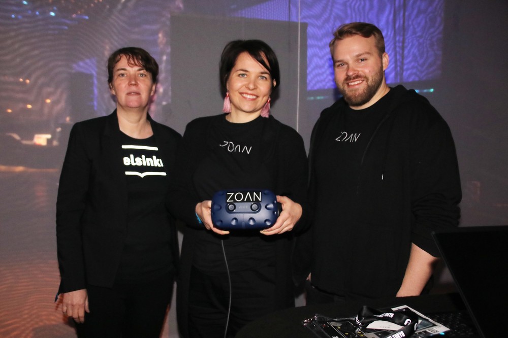 ヘルシンキ市ブースにて、VRヘッドセットを手に