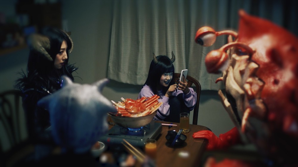 子どもにスマホを持たせることへの不安を募らせる怪人夫婦