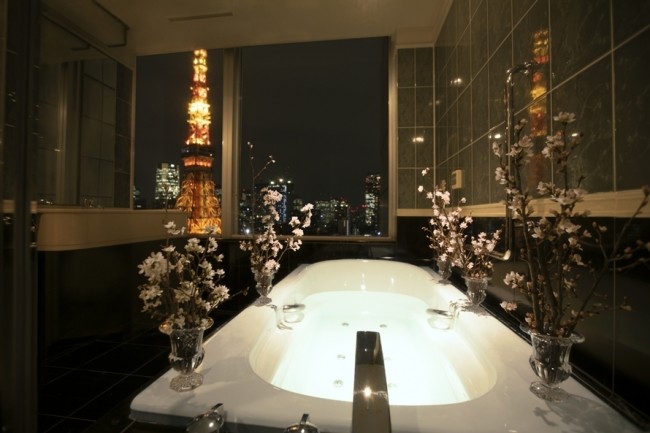 東京タワーが見える浴室でお花見バスタイム