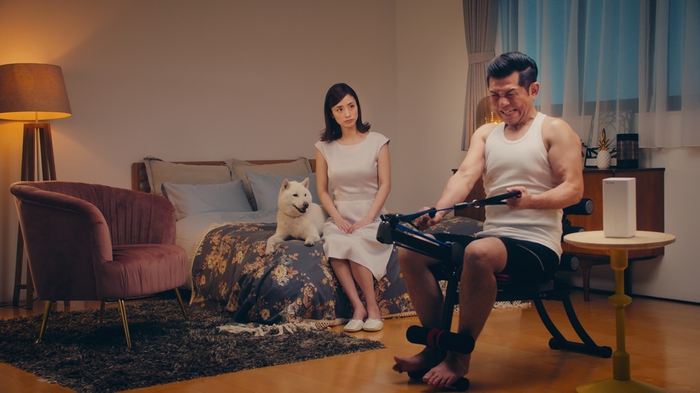 上戸さんとお父さんが見つめるなか、的場さんが筋トレ