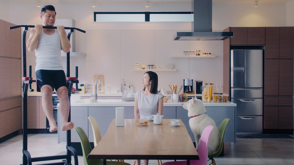 朝食をとる上戸さんとお父さんの前で的場さんが懸垂