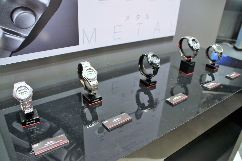 過去に発売された、メタル製の「G-SHOCK」も展示