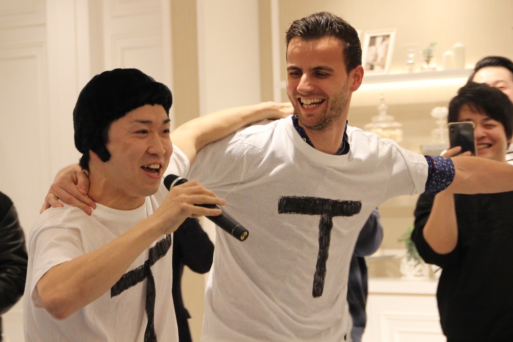 「TT兄弟」を披露する神選手（左）とティアゴ選手（右）