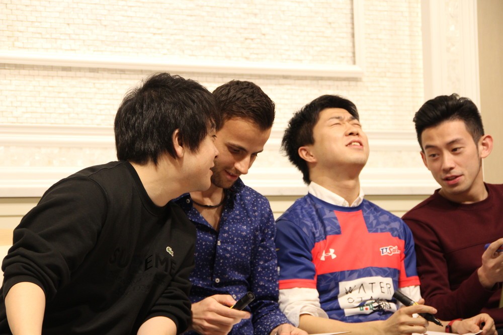 真剣にイラストを描く選手たち