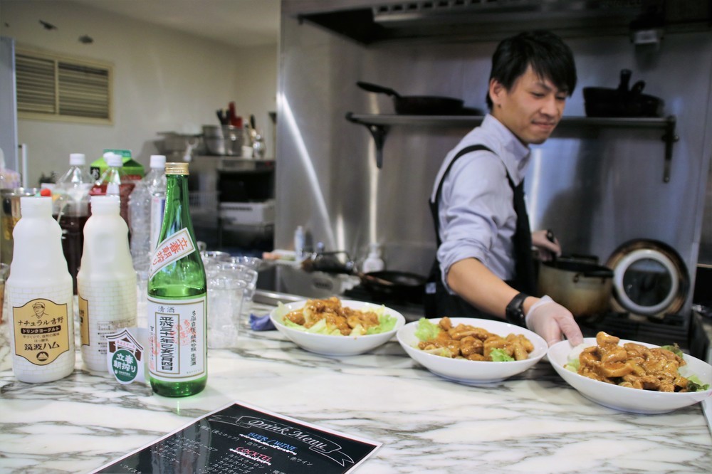 あどばるのケータリングサービス「みんなのシェフ」により、飲み放題つき全7品のメニューが振る舞われた