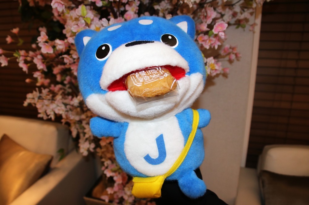 「源太饅頭本舗 （有）源太楼」中の人がお土産に持参した源太饅頭を、カス丸がパクリ