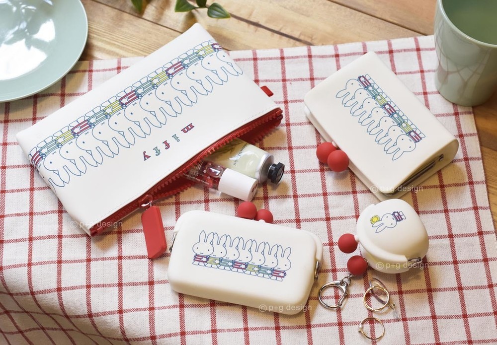 しましま服のミッフィーが並ぶ　シリコン雑貨4種