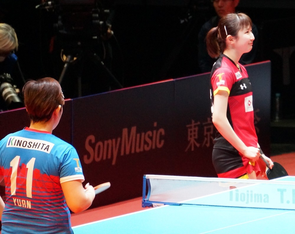 穏やかな表情でレッドエルフファンが座る客席の方向を見つめる早田選手