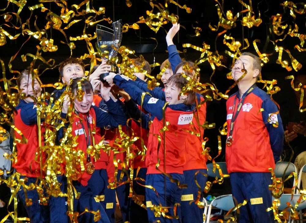優勝にはしゃぐレッドエルフの選手たち