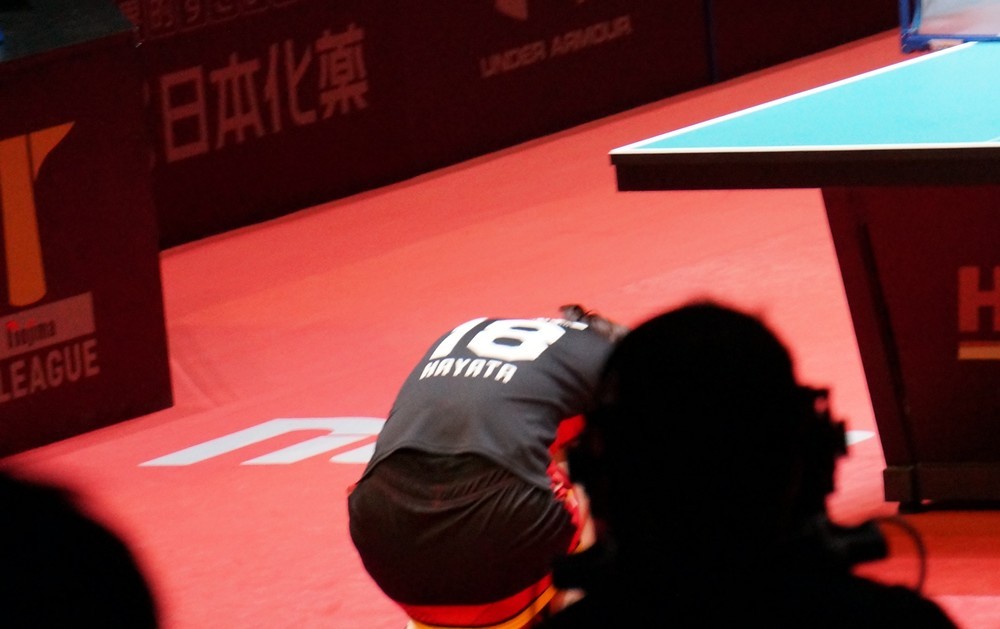 第3マッチ後に崩れ落ちる早田選手