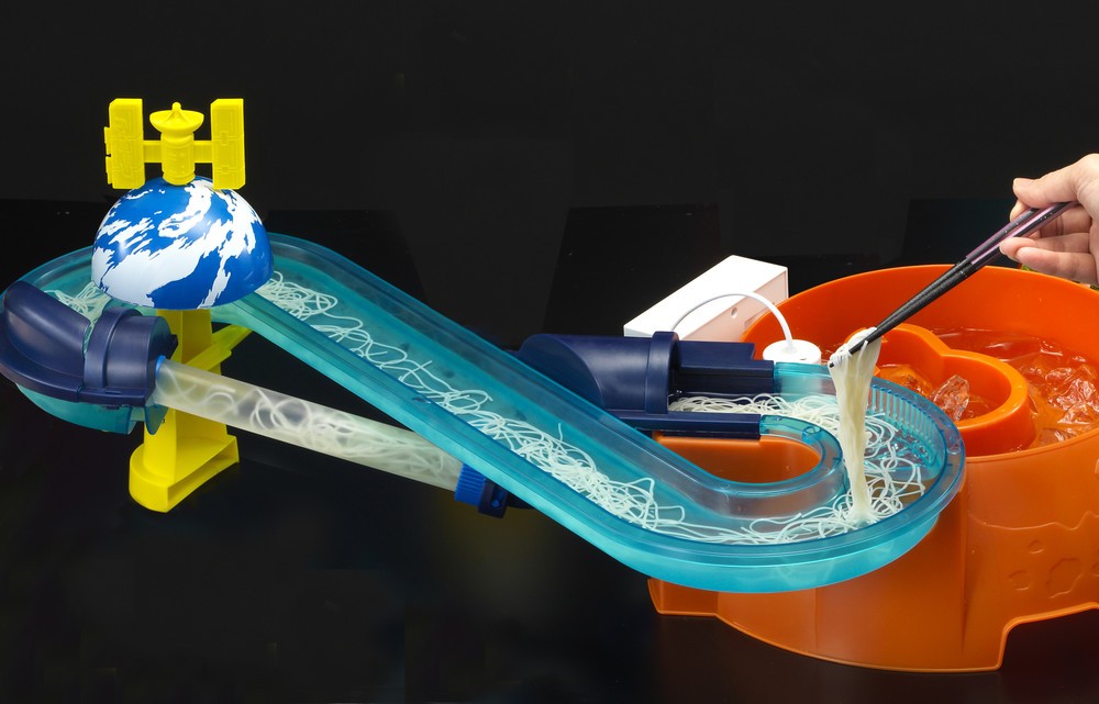 「流しそうめん」が下から上に昇り流れる！？「そうめんスライダー」最新作