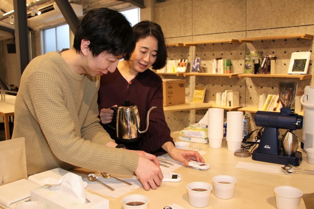 体験会来場者によるカッピングの様子