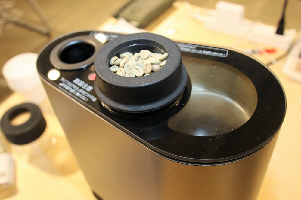 コーヒーの生豆を焙煎機上部の穴に入れて焙煎