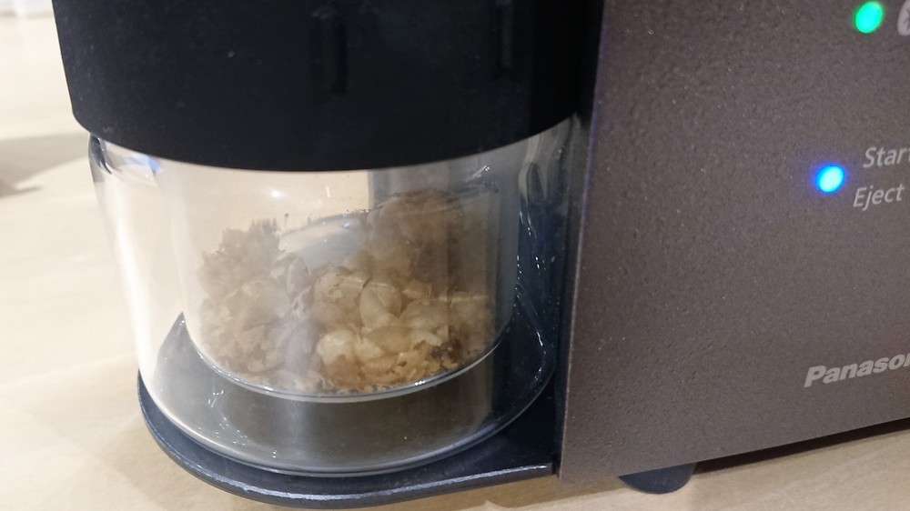 焙煎が終わると、カップにチャフ（コーヒーの抽出カス）だけが残る