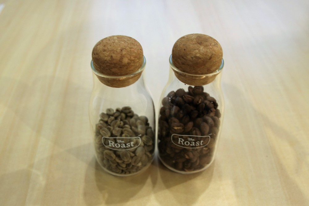 （左から）コーヒーの生豆、焙煎後のコーヒー豆