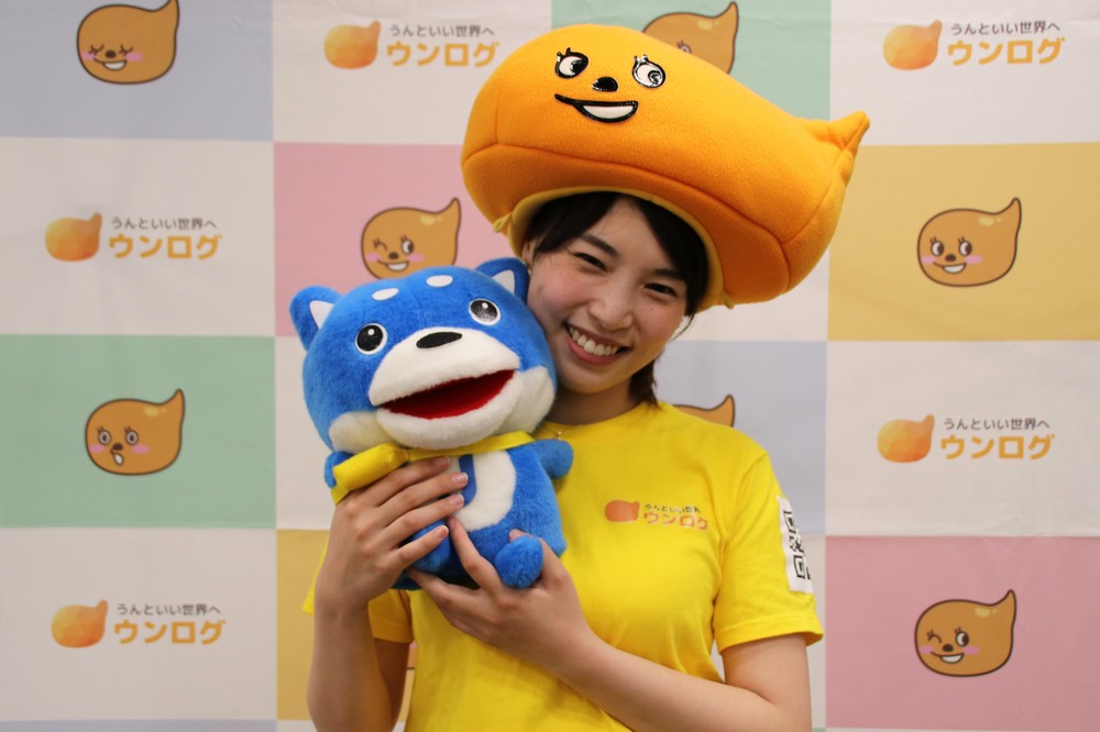 セミナー終了後の長瀬さんと、ジェイ・キャストの公式マスコットキャラクター「カス丸」