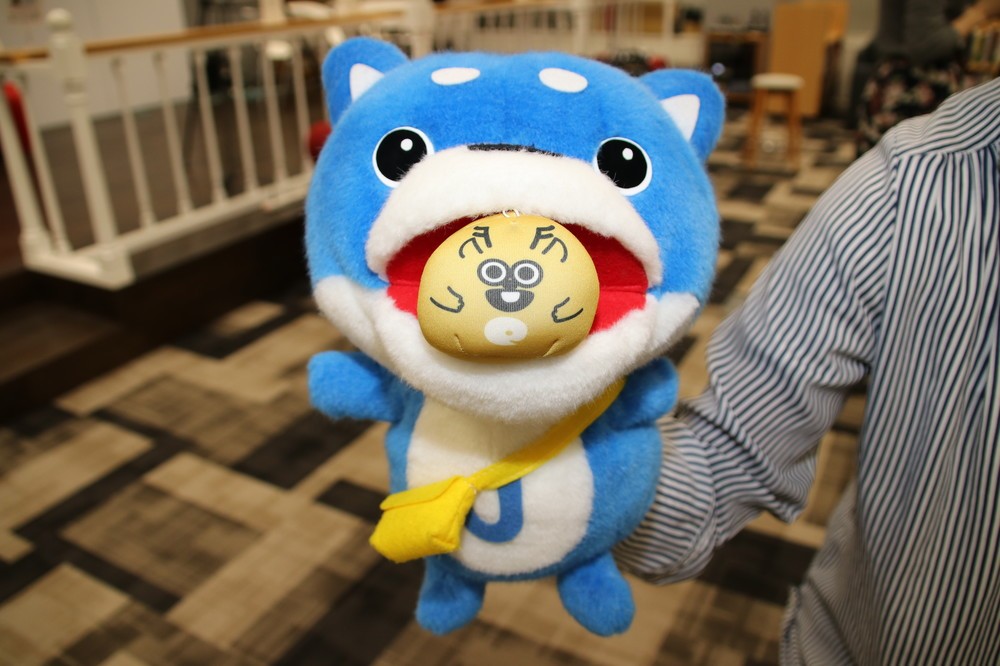 カス丸が、プラスマインド株式会社グッズ部門の公式アカウント「デジカくん」をパクリ