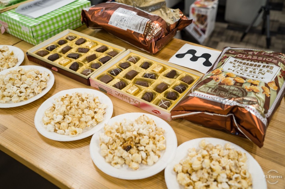 懇親会ではケータリングほか、各社が持ち寄ったおやつが振る舞われた