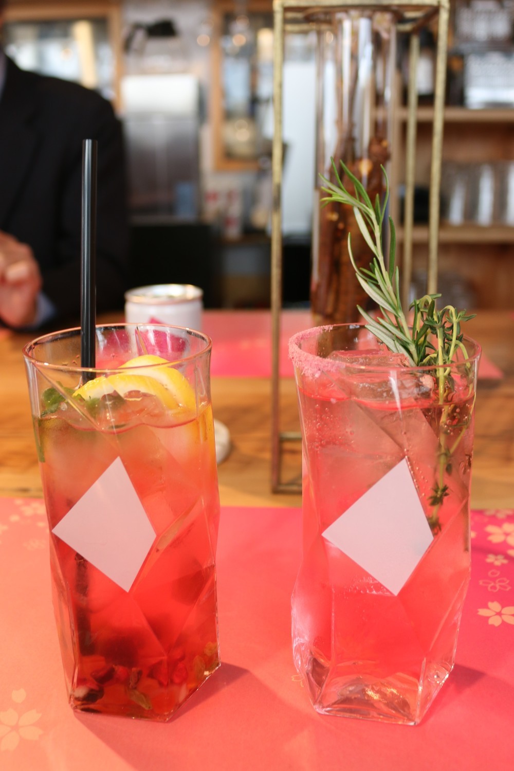 ノンアルコール（向かって左）、アルコールカクテル（同右）（2019年3月撮影）