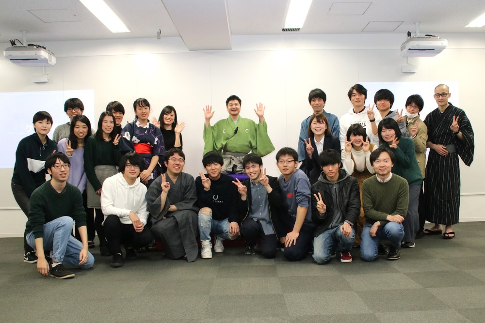 みんな笑顔で記念撮影（者受講生の皆さん、井藤元さん、月亭方正さん）