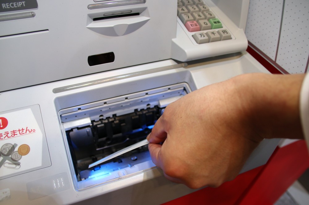 紙幣口に紙幣を投入