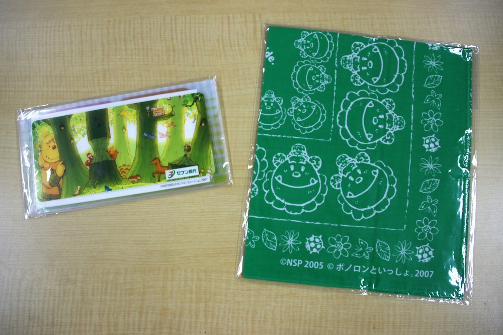 電子マネーチャージ体験者に贈られるノベルティ（左は先着600人、以降は右のバンダナがもらえる）