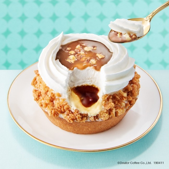 キャラメルソースとナッツをトッピング