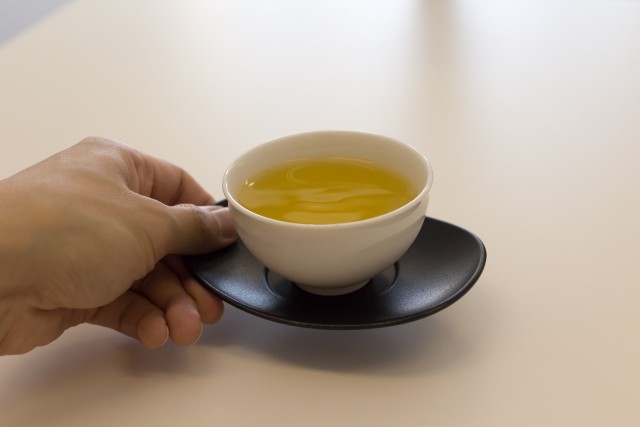 来客時のお茶出しは女性の仕事か　10年前と今の議論を比べてみたら