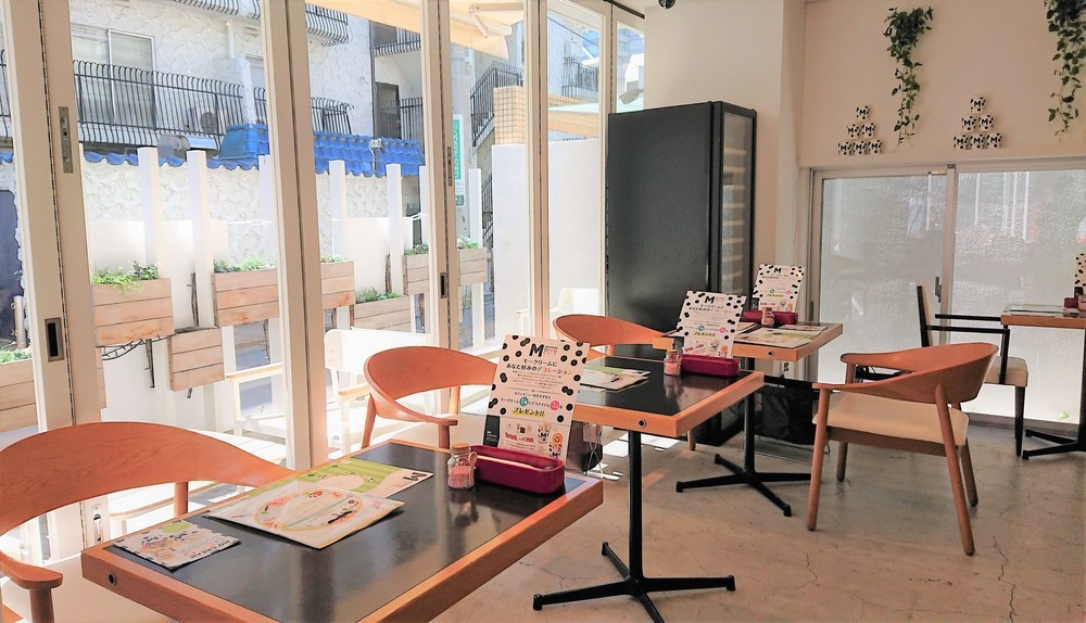 モークリームDECOカフェ（内装）