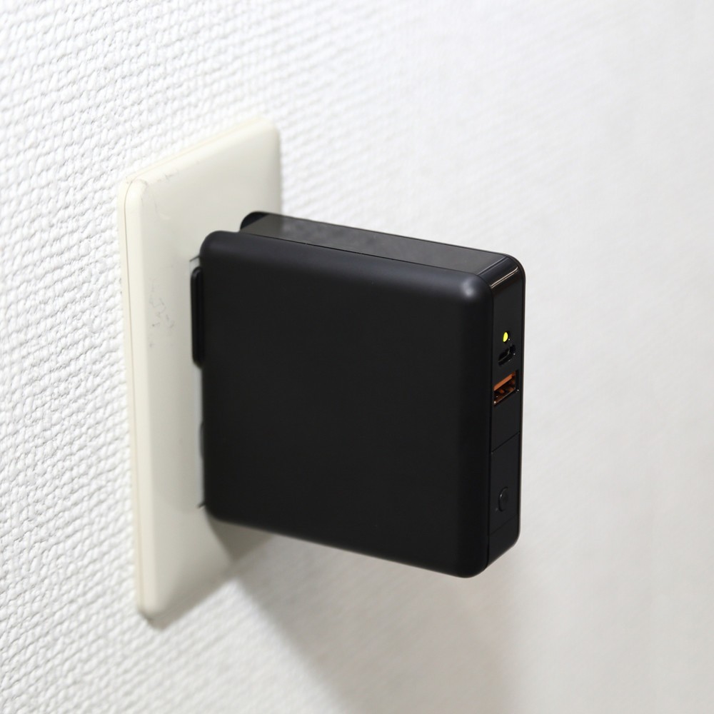 コンセントプラグ＆「Qi」ワイヤレス充電対応　モバイルバッテリー