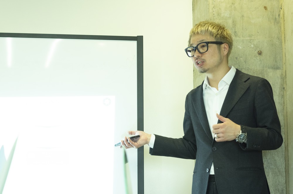 座学ではスクリーンを使いながら説明