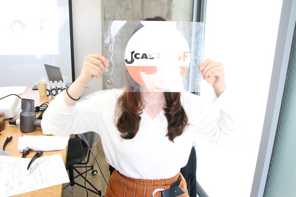 （右から）ヘアアイロンで巻いてスタイリング剤で「ツヤ感」を出した髪、ヘアアイロンで巻いただけの髪