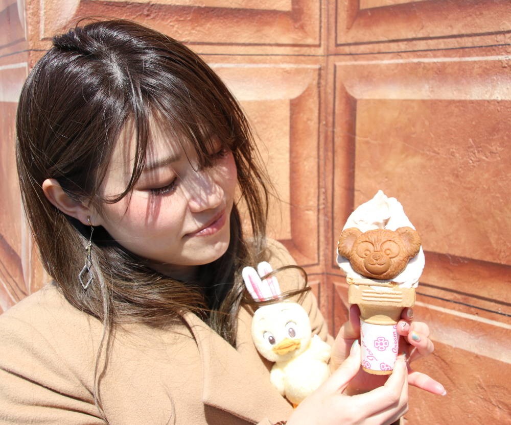 ハッピーダッフィーをアイスクリームに乗せて