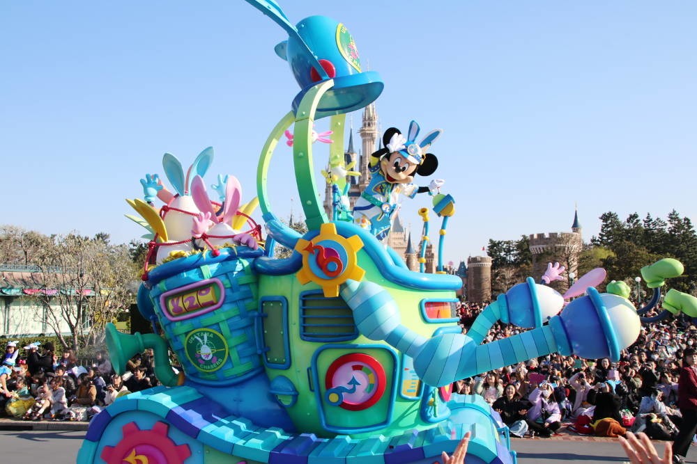 「うさたま大脱走！」は2年ぶりの公演　うさたまを探すミッキー