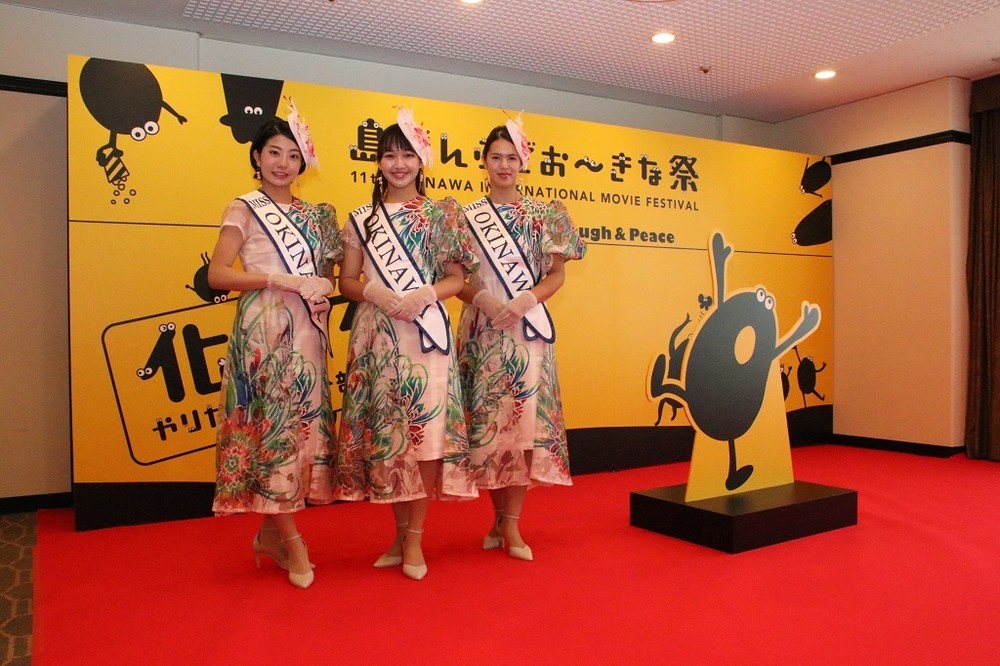 会場に花を添えたミス沖縄の皆さん
