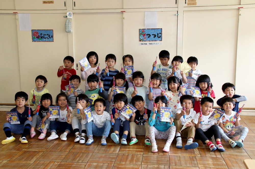 電動歯ブラシ・歯みがき教室に参加したナーサリー新井宿の年長園児たち