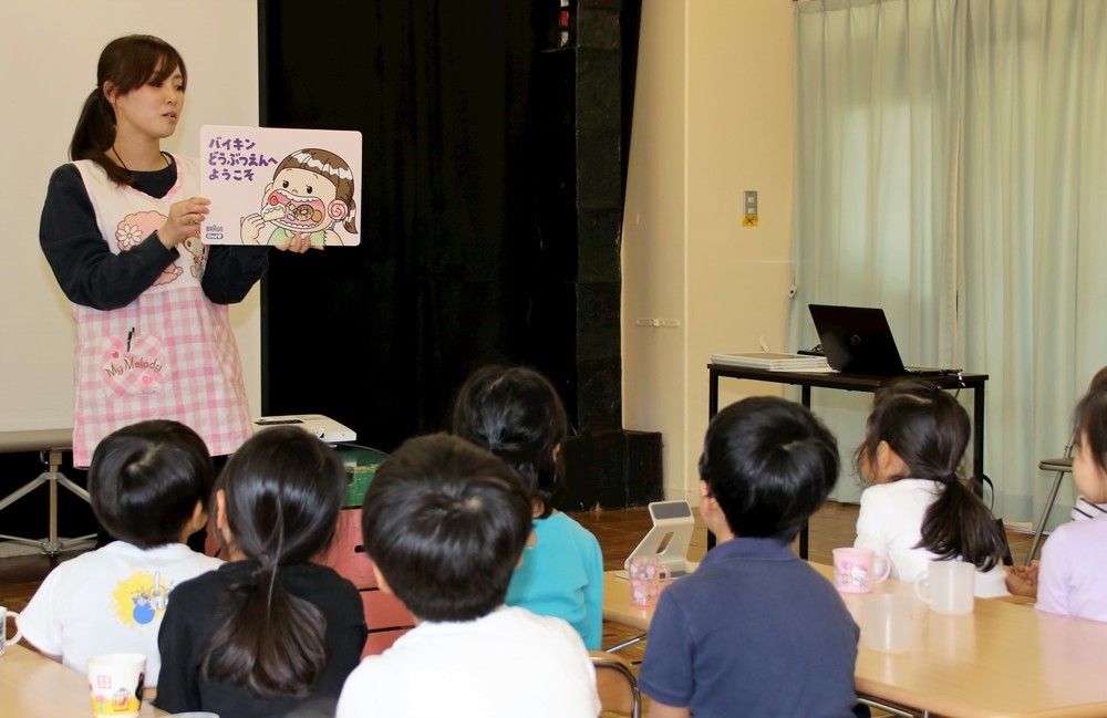 紙芝居「バイキンどうぶつえんへようこそ」を熱心に聞く園児たち