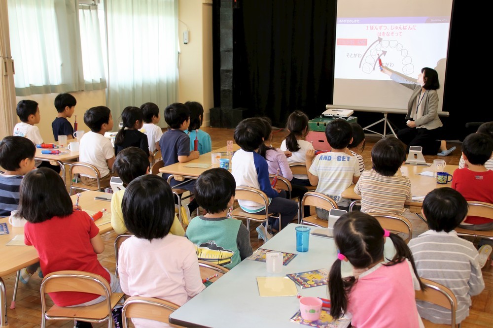 小川さんが「歯をすみずみまでしっかり歯みがきする方法」を説明