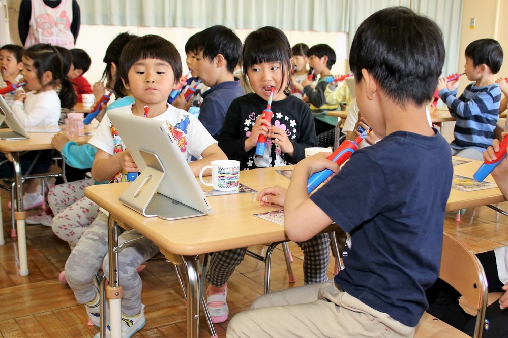 「すみずみクリーンキッズ」を使って歯みがき体験