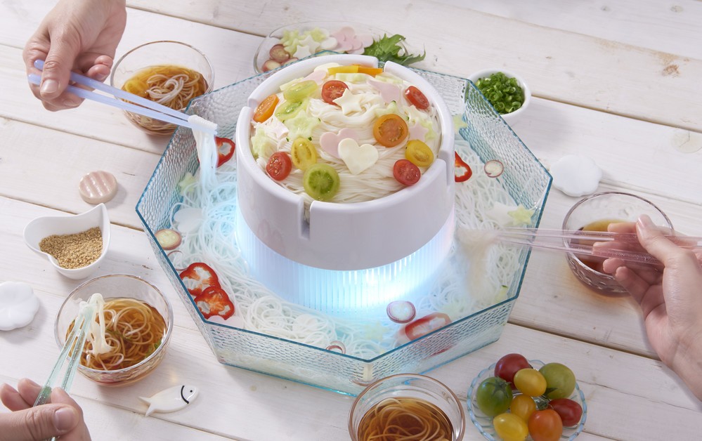 専用氷やバラ氷を入れて　ひんやり流しそうめんを楽しむマシン