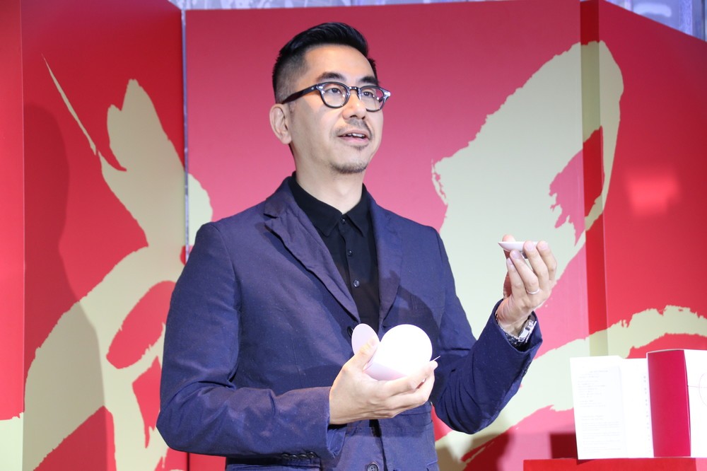 杯を手に取りながらコンセプトを説明するヘンリー・ホー氏
