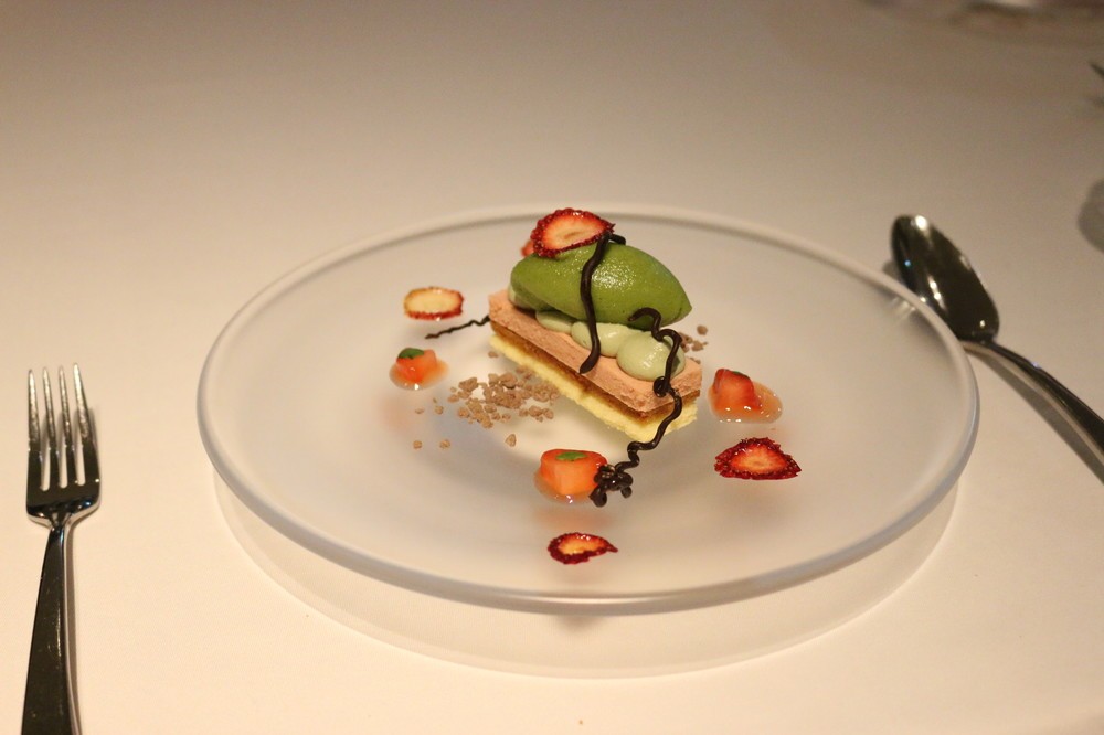 ディナーのデザート。ケーキの上に乗っているのはバジルのアイスクリーム。甘酸っぱいドライいちごがアクセント