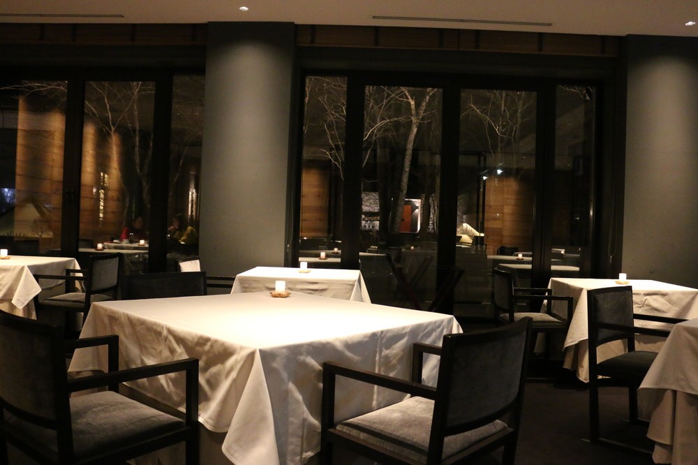 レストランの外は緑いっぱいの中庭