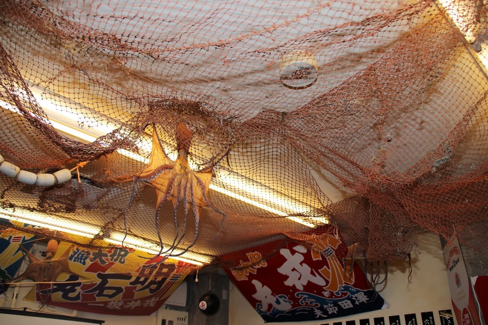 店内天井には漁網や、干しだこが