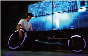 VRゴーグルを装着して楽しむ「車いすレース」