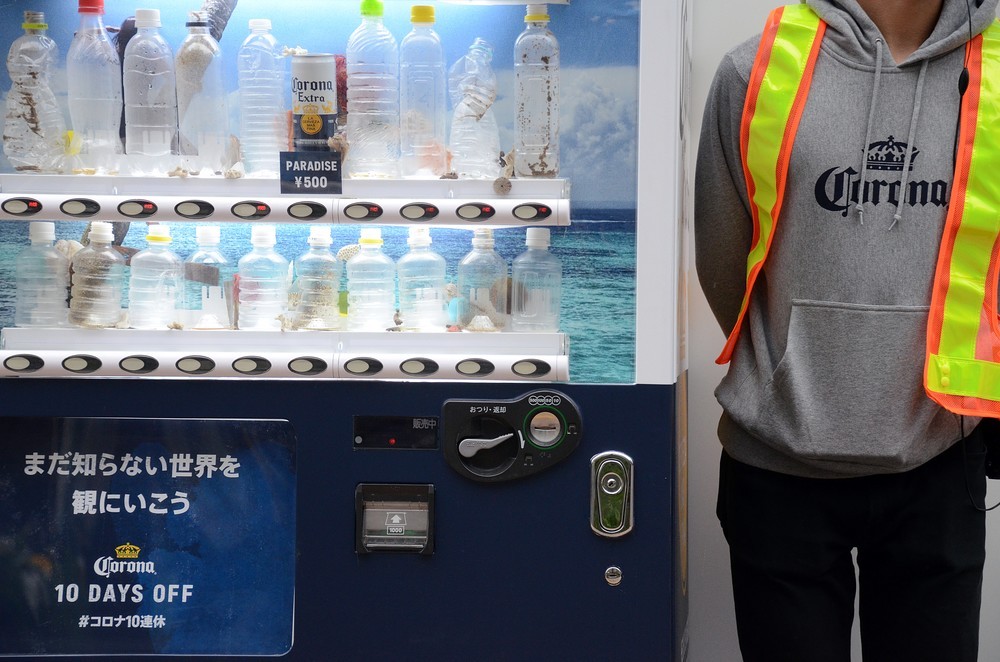 自販機をよく見ると、買えるのは「コロナ」だけ
